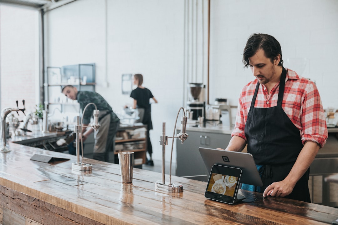 Kahve dükkânında tablet kullanan barista